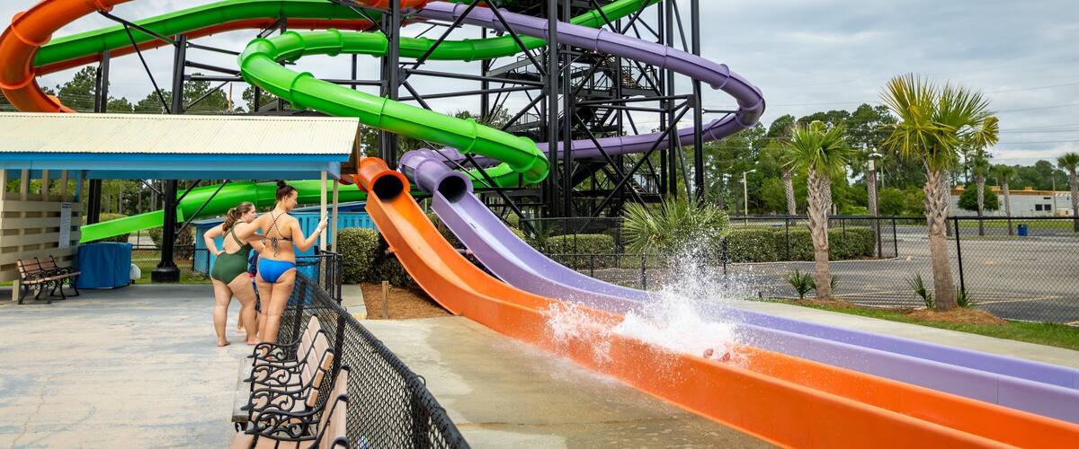 Myrtle Waves showing a waterpark