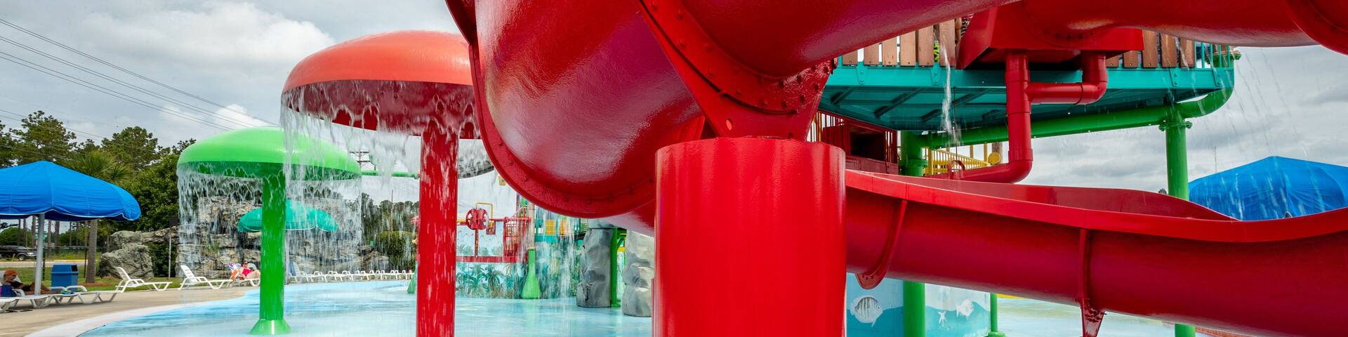 Myrtle Waves showing a waterpark and a playground