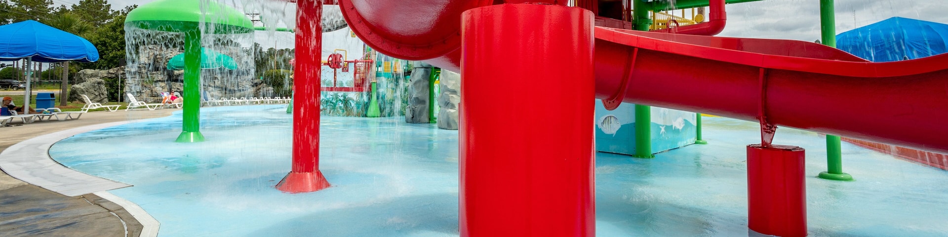 Myrtle Waves showing a waterpark and a playground