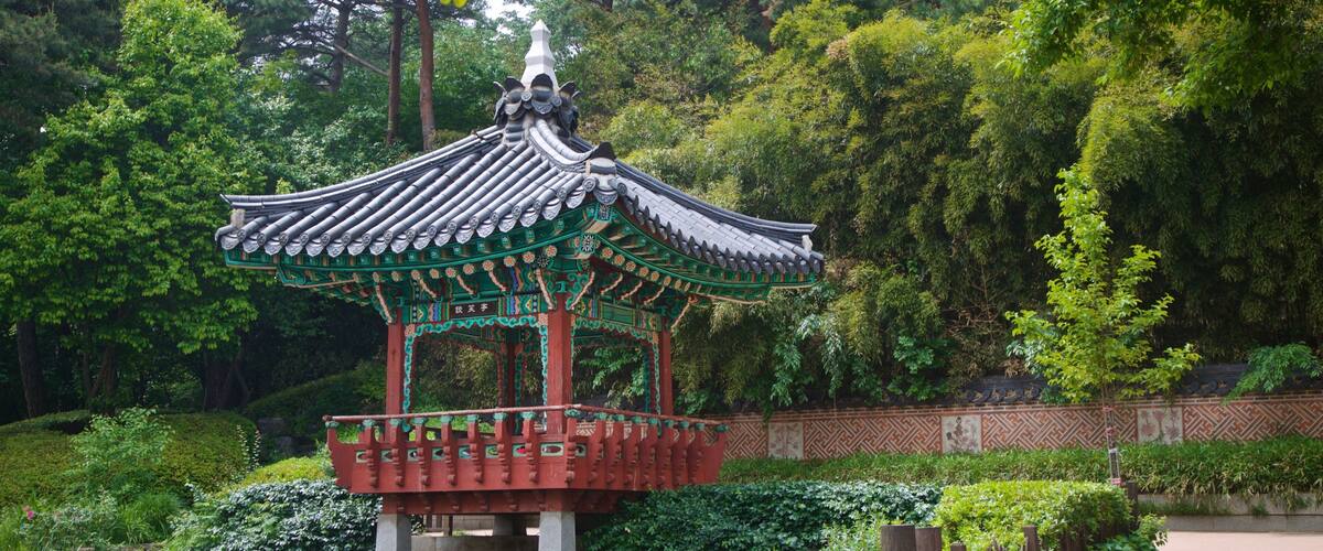 Seoul World Cup Stadium which includes a garden and heritage elements