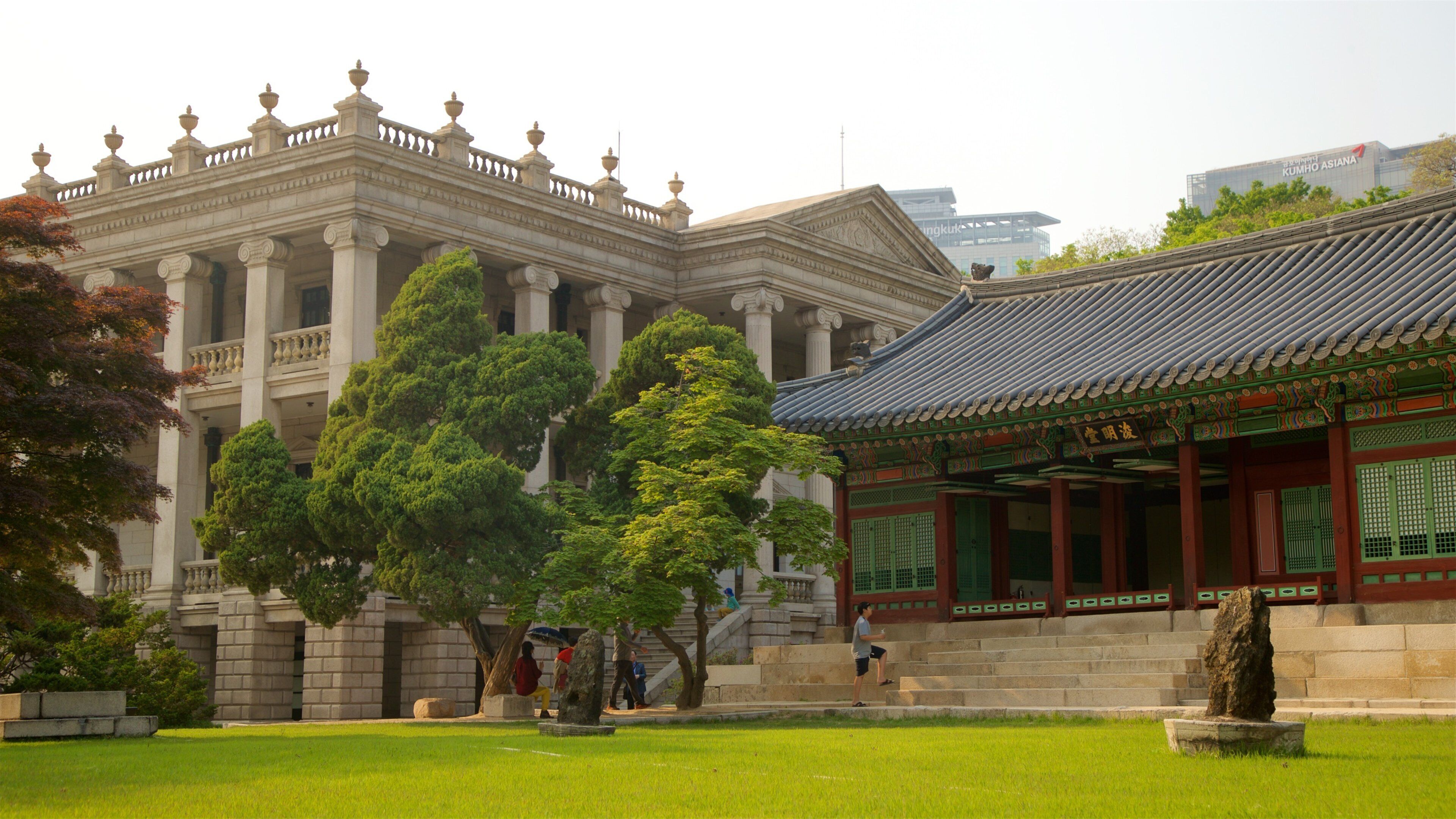 Deoksugung Palace showing a garden and heritage architecture
