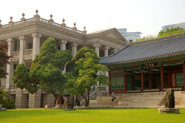 Deoksugung Palace showing a garden and heritage architecture