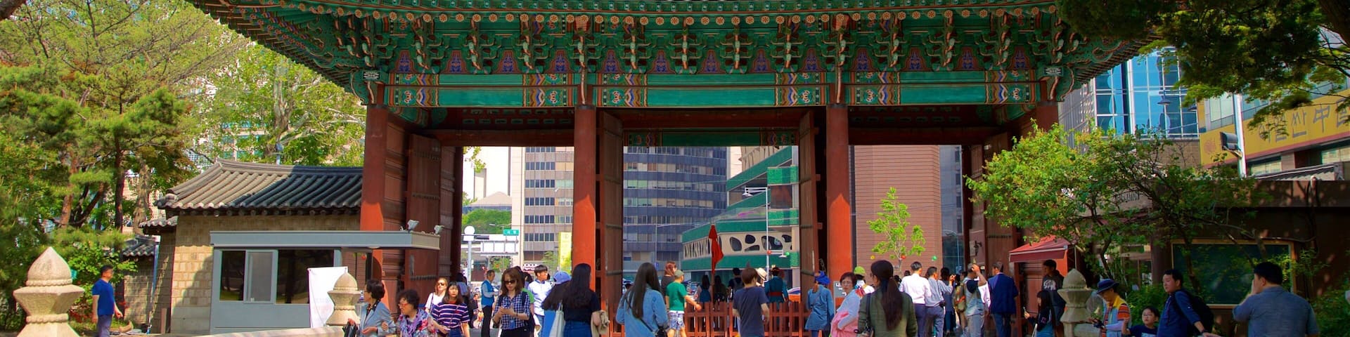 Palais Deoksugung montrant ville et patrimoine historique aussi bien que petit groupe de personnes