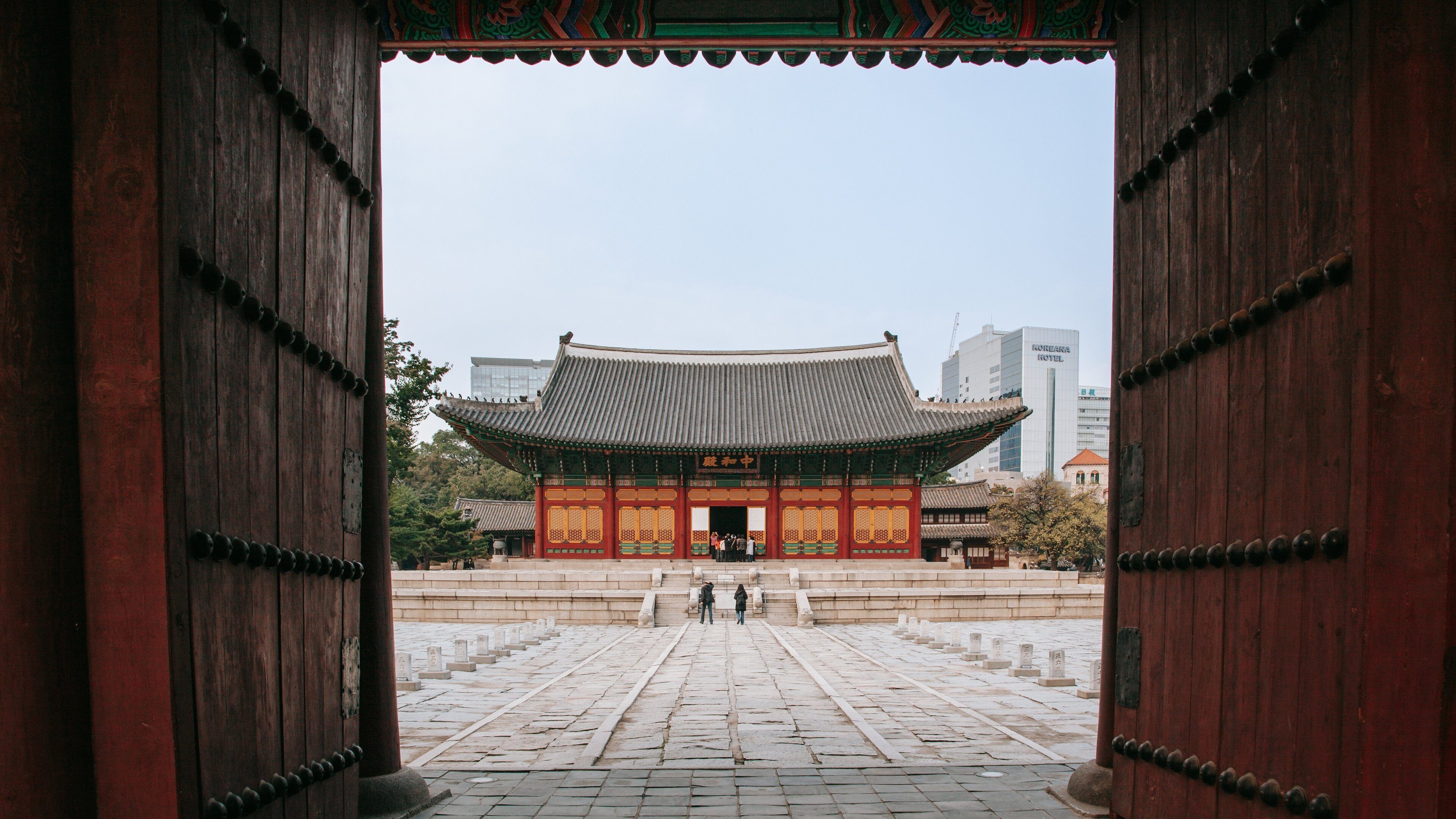 Deoksugung Palace which includes a temple or place of worship, heritage architecture and a square or plaza