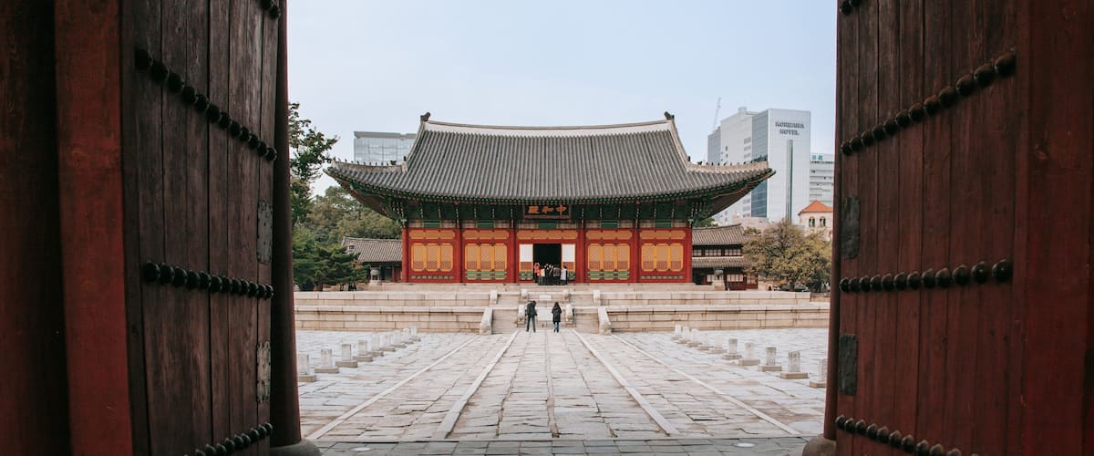 Deoksugung Palace which includes a temple or place of worship, heritage architecture and a square or plaza