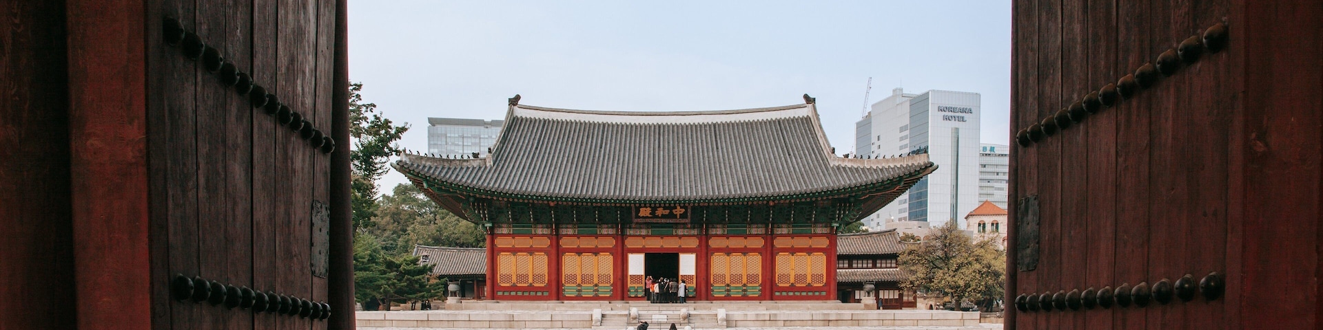 Deoksugung Palace which includes a temple or place of worship, heritage architecture and a square or plaza