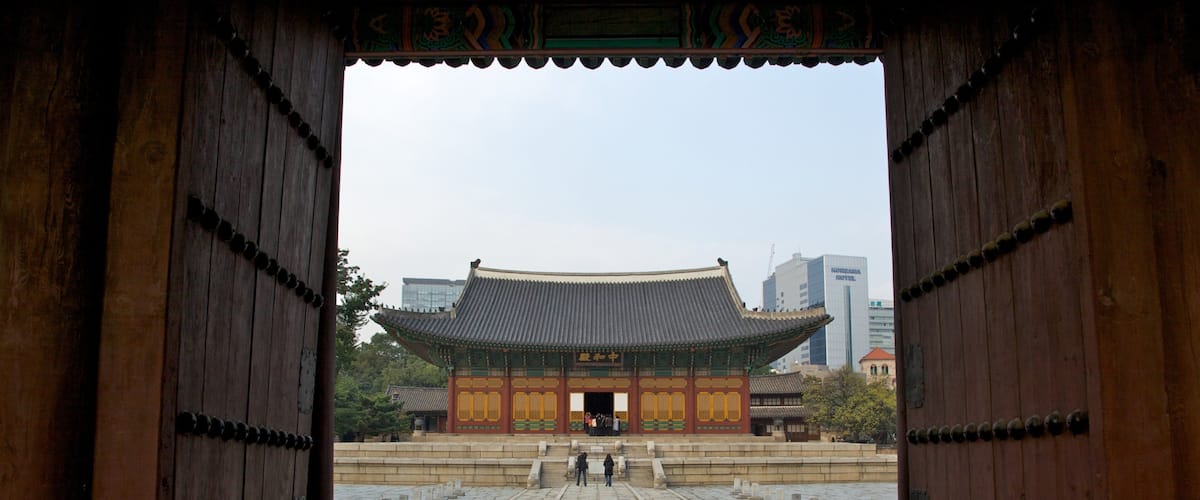 Deoksugung Palace showing a castle and heritage architecture