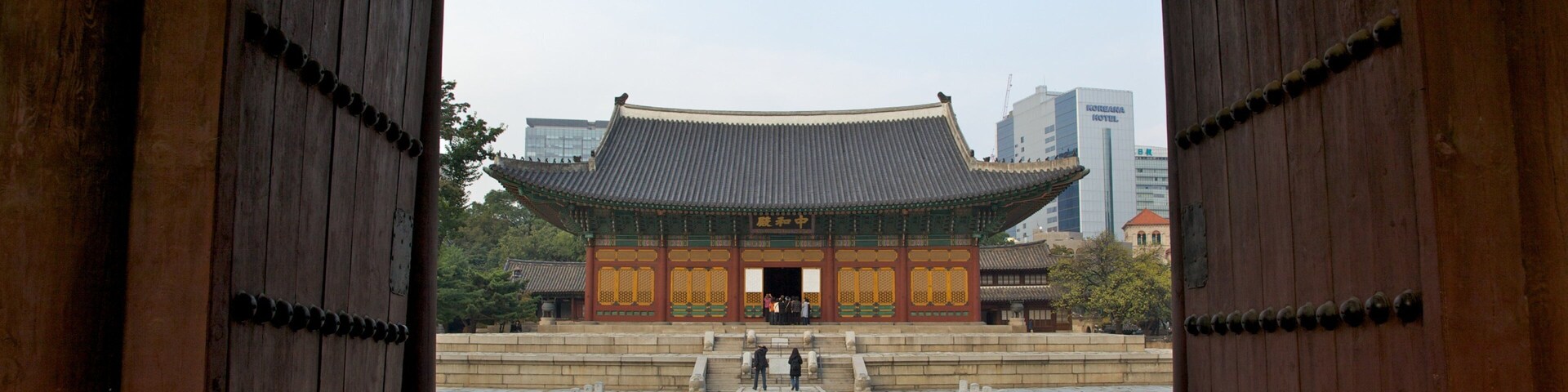 Deoksugung Palace showing a castle and heritage architecture
