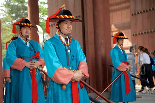 Palais Deoksugung montrant arts de la scène aussi bien que petit groupe de personnes