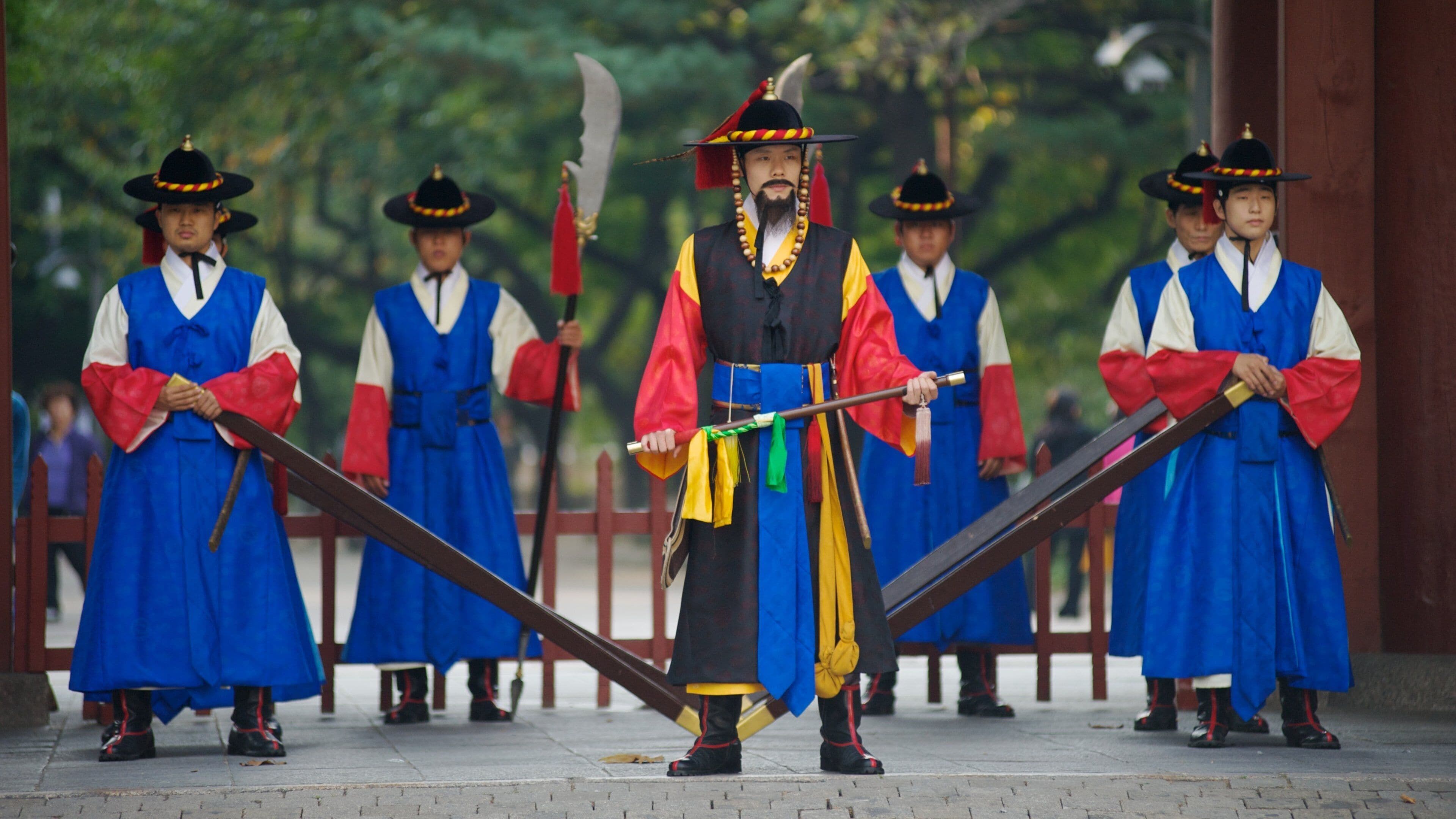 Deoksugung-palasset som viser performance-kunst i tillegg til en stor gruppe med mennesker
