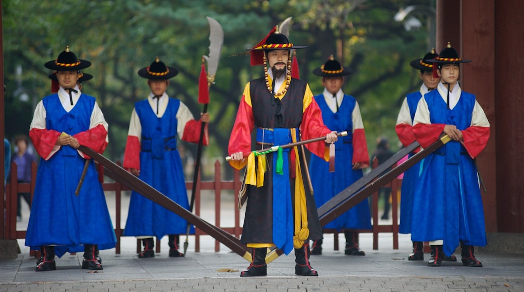 Deoksugung-palasset som viser performance-kunst i tillegg til en stor gruppe med mennesker