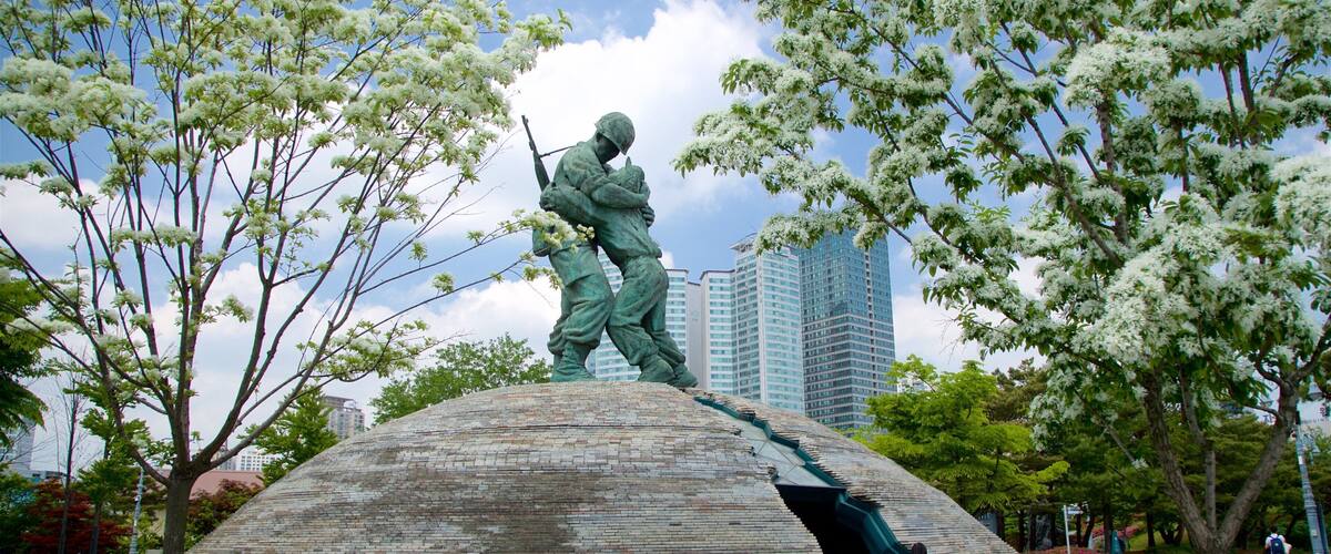 War Memorial of Korea showing a park, a city and a statue or sculpture