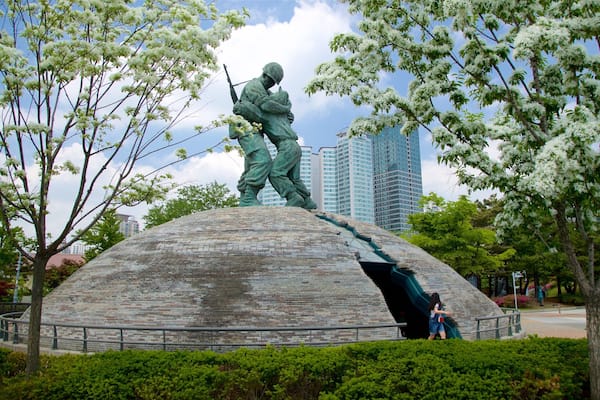 Memorial da Guerra da Coreia do Sul que inclui uma estátua ou escultura, uma cidade e um parque