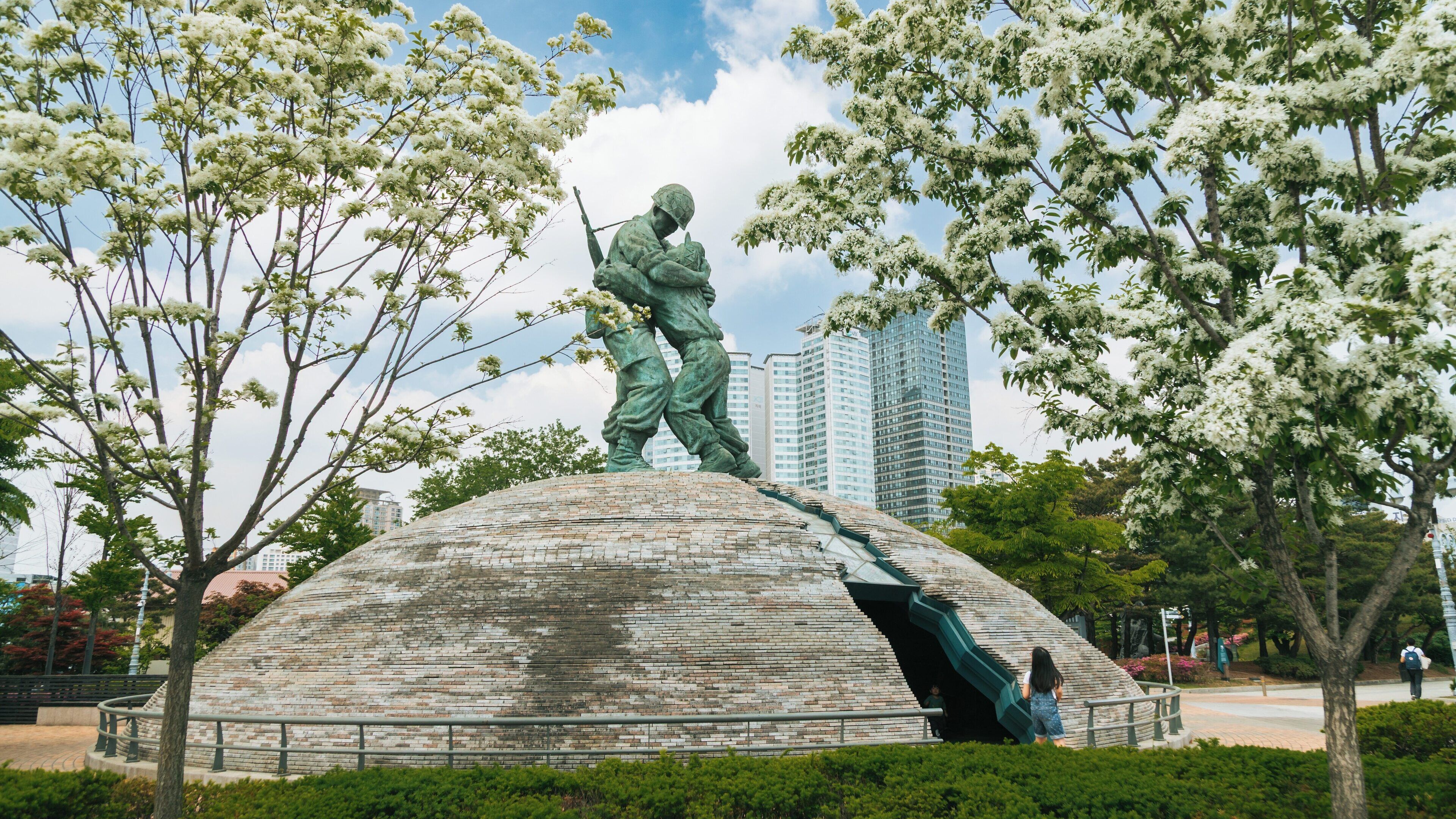 War Memorial of Korea in Yongsan-gu, Seoul showcases tribute to soldiers amidst lush greenery and modern cityscape