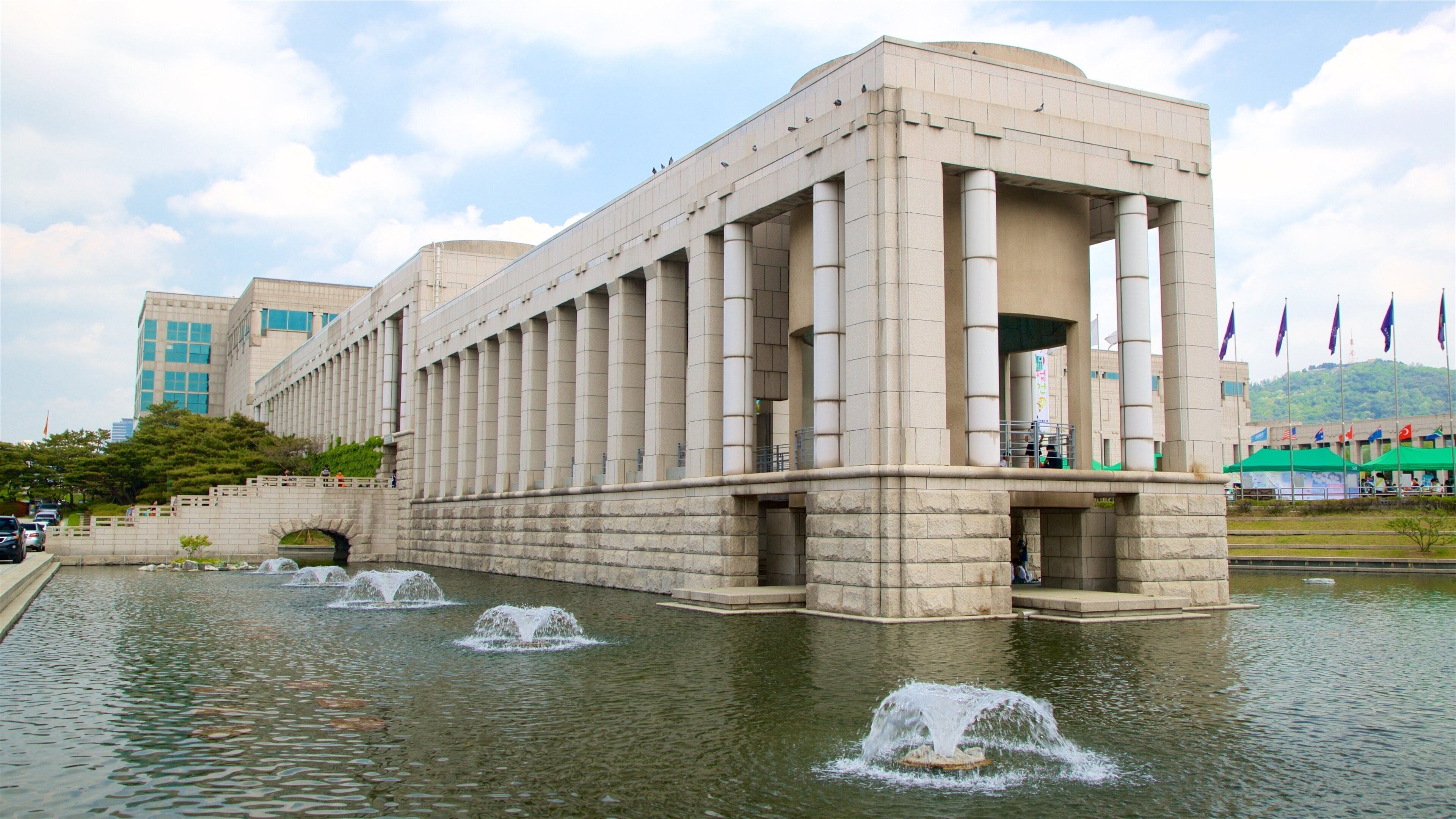 War Memorial of Korea which includes a pond and a fountain