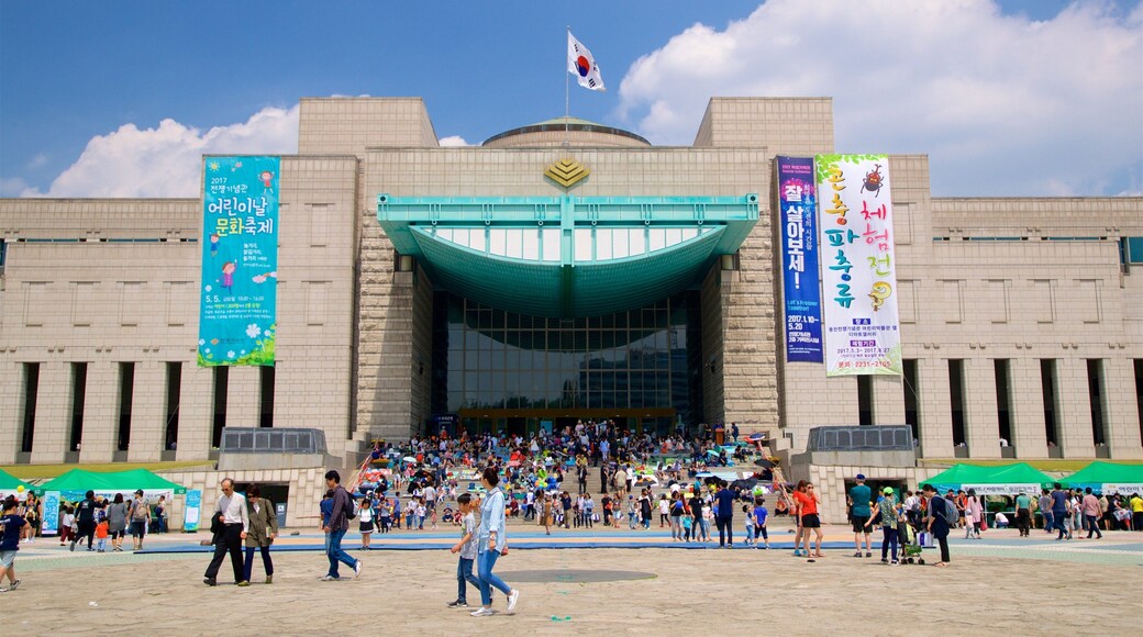 War Memorial of Korea showing signage and modern architecture as well as a large group of people