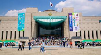 War Memorial of Korea showing signage and modern architecture as well as a large group of people