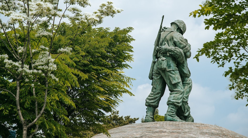 War Memorial of Korea which includes a statue or sculpture