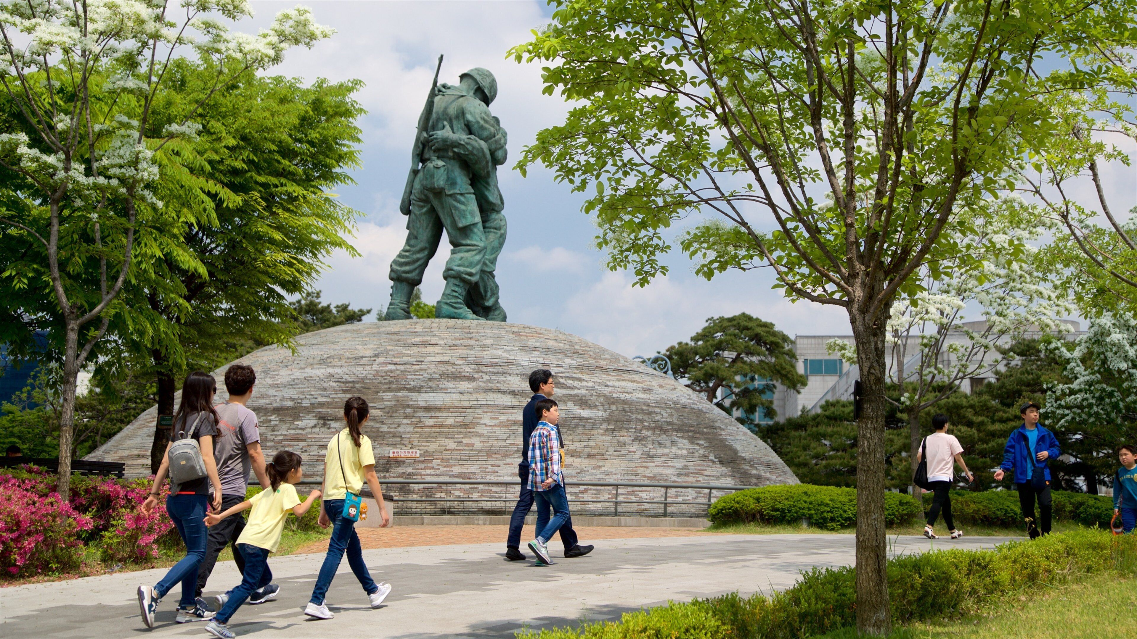War Memorial of Korea showing wildflowers, a garden and a statue or sculpture