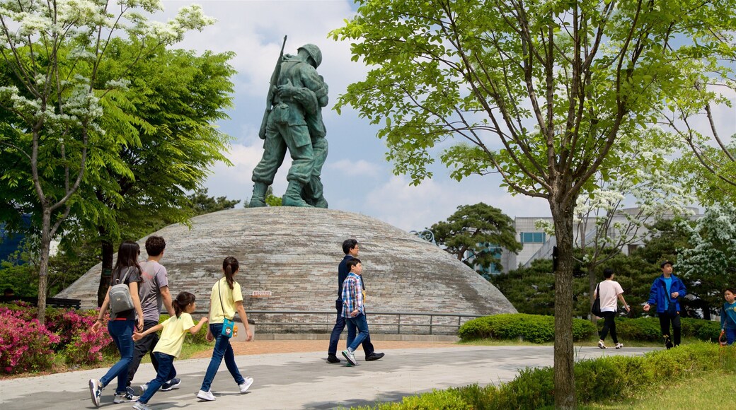 War Memorial of Korea showing wildflowers, a garden and a statue or sculpture