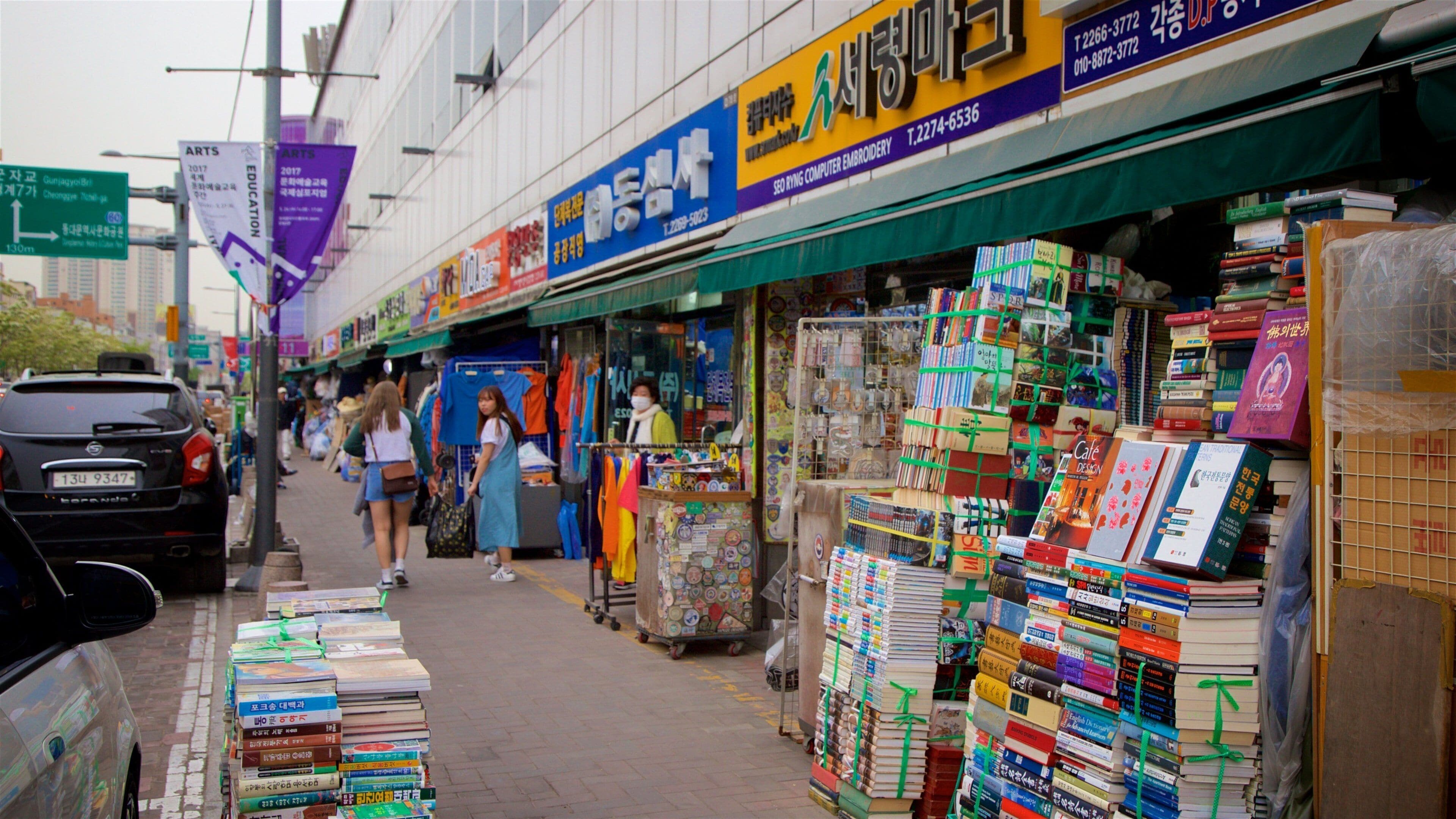 東大門綜合市場 呈现出 指示牌
