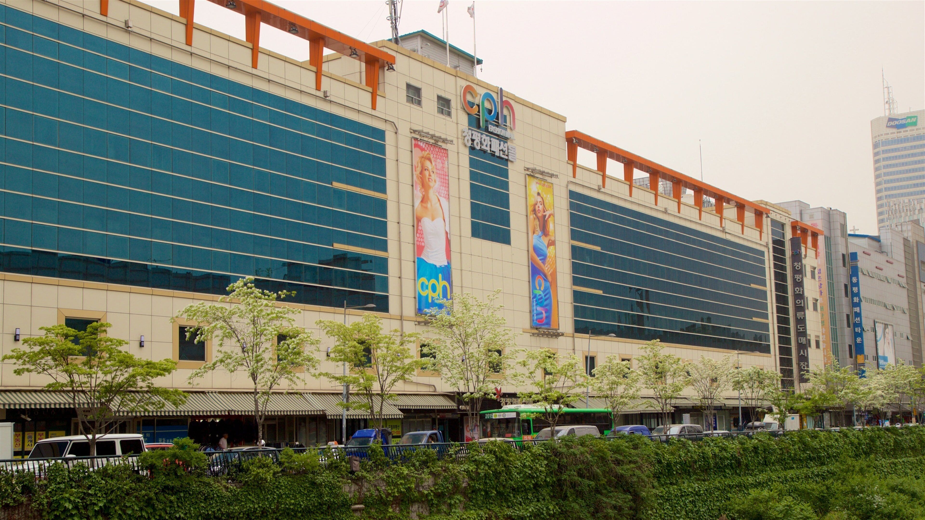 Chợ Dongdaemun có tính năng biển hiệu và thành phố