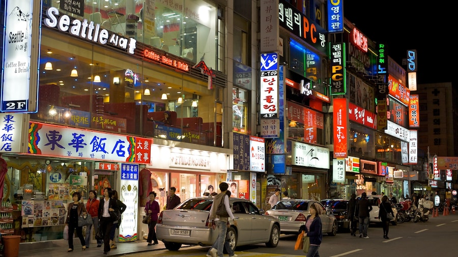 Dongdaemun Market showing street scenes, markets and nightlife