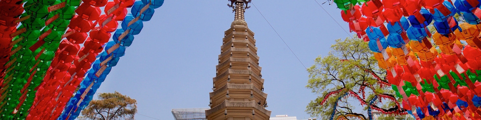 Jogyesa Temple which includes a city, heritage architecture and outdoor art