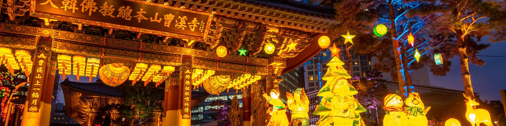 Un edificio tradicional con decoraciones elaboradas y un letrero grande iluminado.