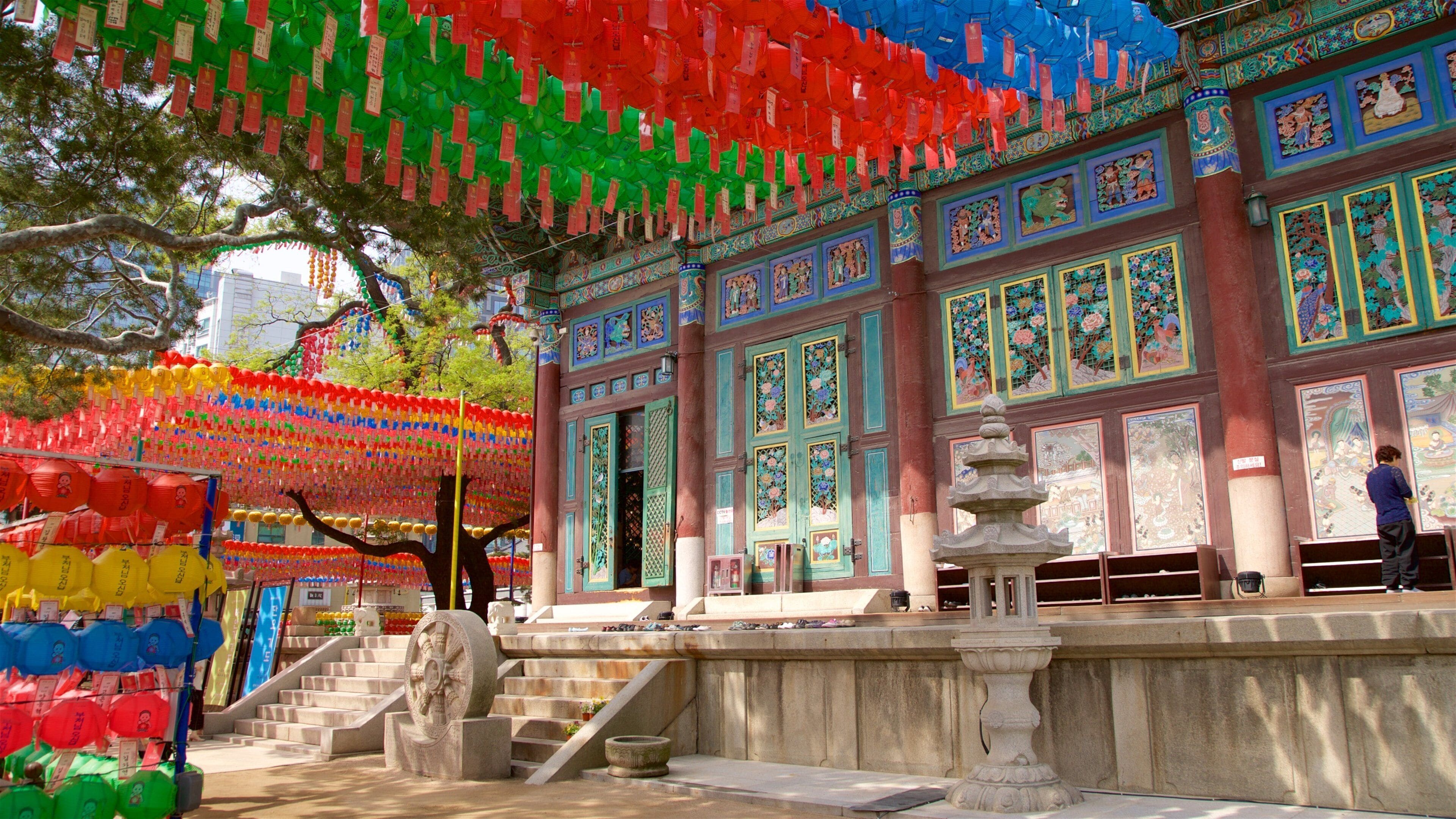 Jogyesa Temple showing outdoor art and heritage elements