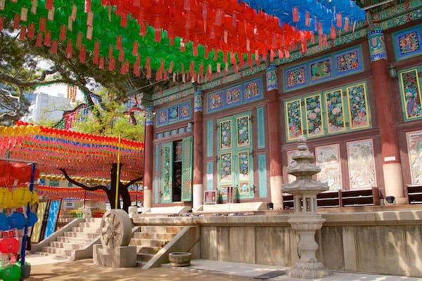 Un temple décoré de lanternes colorées et de peintures murales complexes.