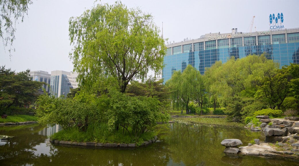 Yeouido Park showing a pond and a garden
