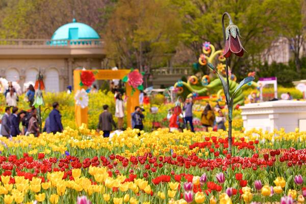 Everland som visar åkattraktioner och blommor såväl som en liten grupp av människor