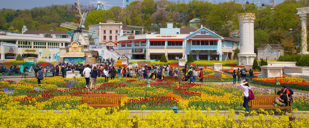 Everland som visar blommor och åkattraktioner såväl som en liten grupp av människor