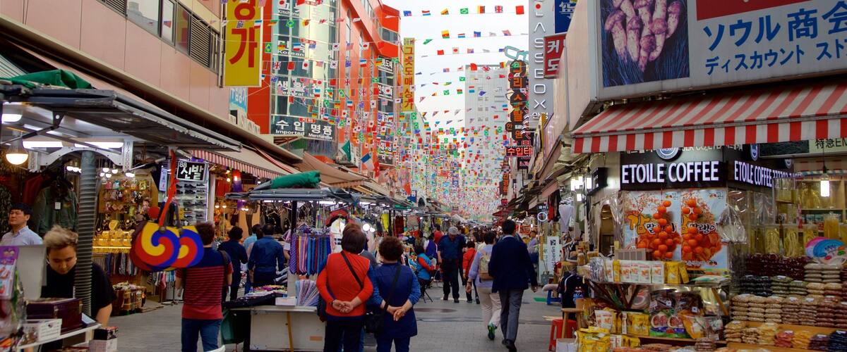 Mercado de Namdaemun mostrando uma cidade, distrito comercial central e mercados