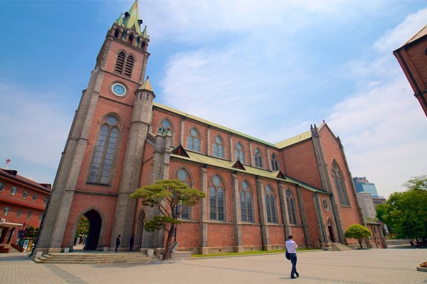 Catedral de Myeongdong que incluye una iglesia o catedral y patrimonio de arquitectura y también un hombre