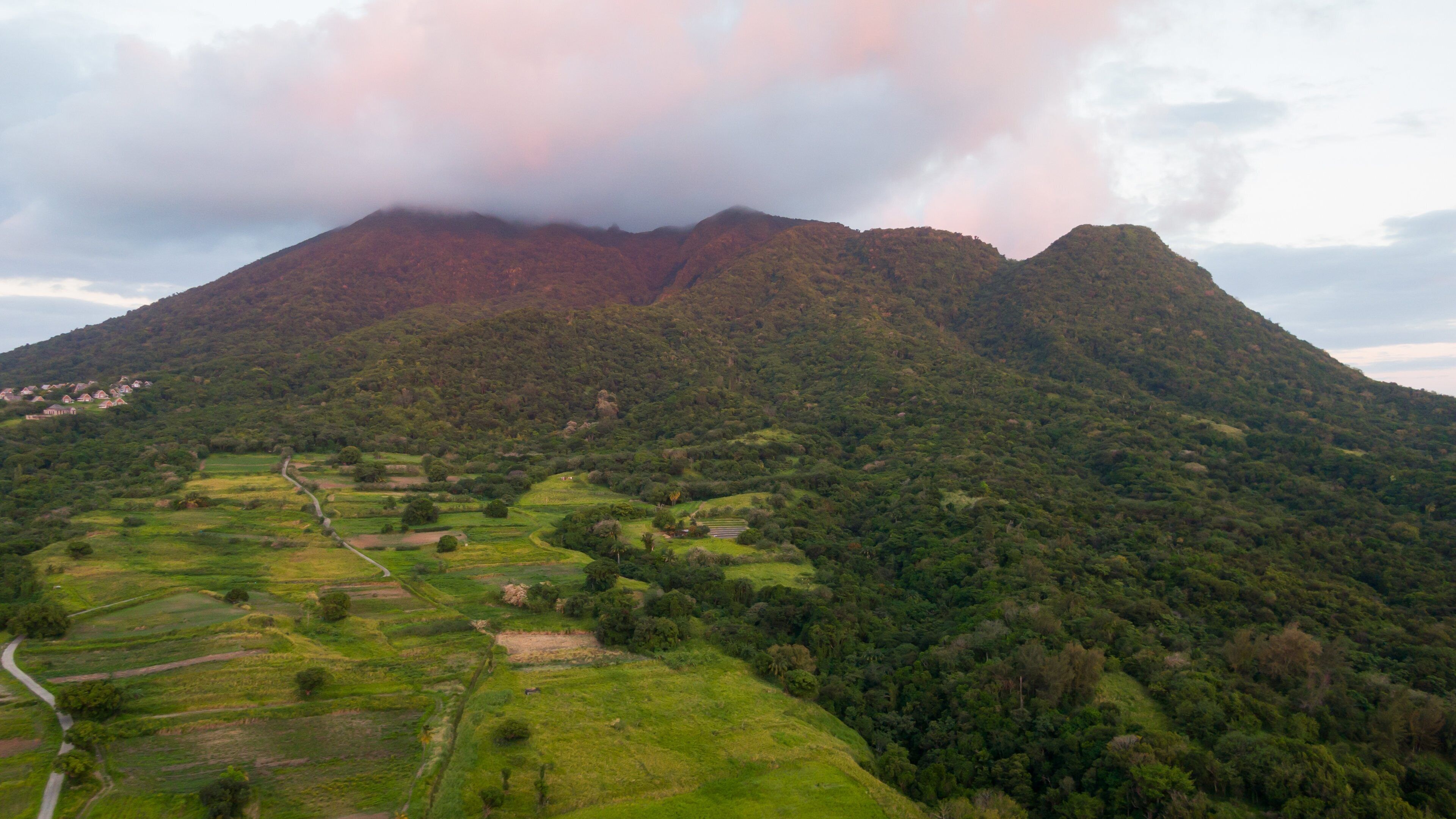 Mount Liamuiga showing mountains and landscape views