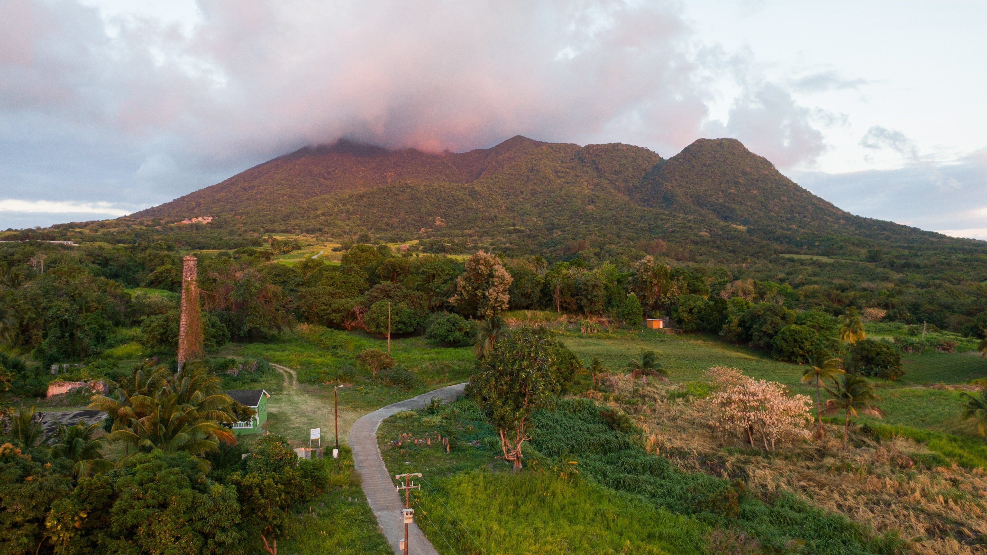 Mount Liamuiga showing mountains and landscape views