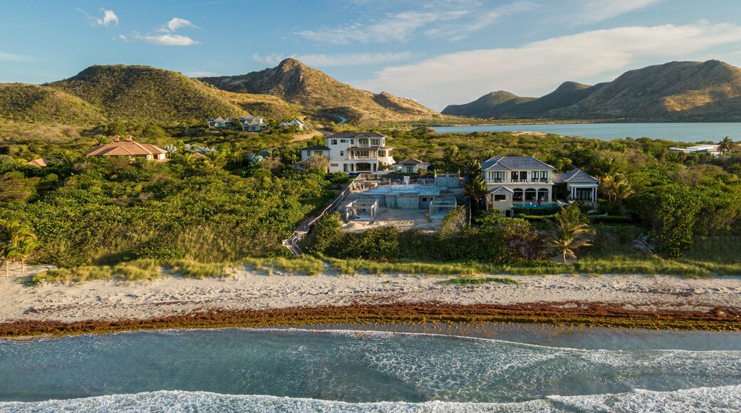 Sandy Bank Beach showing general coastal views, a coastal town and landscape views
