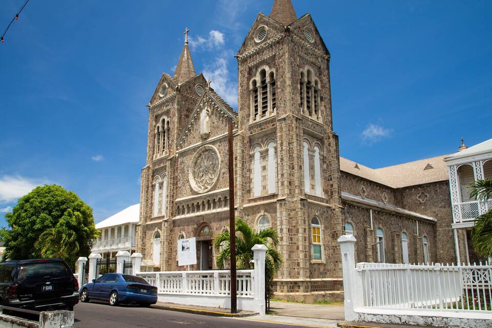 Uma igreja histórica com duas torres e uma grande janela circular.
