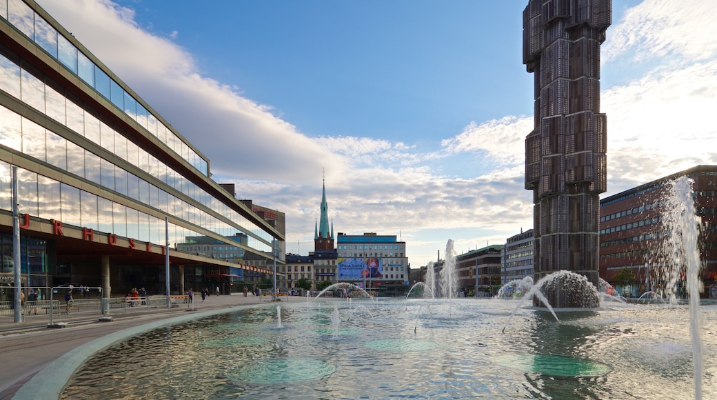 Sergels Square showing a city and a fountain