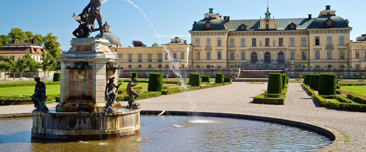 Drottningholm Palace showing heritage architecture and a fountain