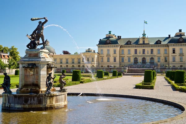 Drottningholm Palace showing heritage architecture and a fountain