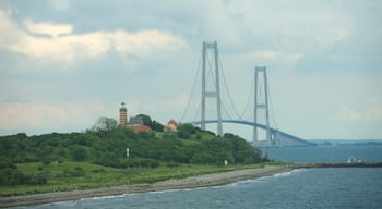 Pont Oresund qui includes passerelle ou pont suspendu et vues littorales