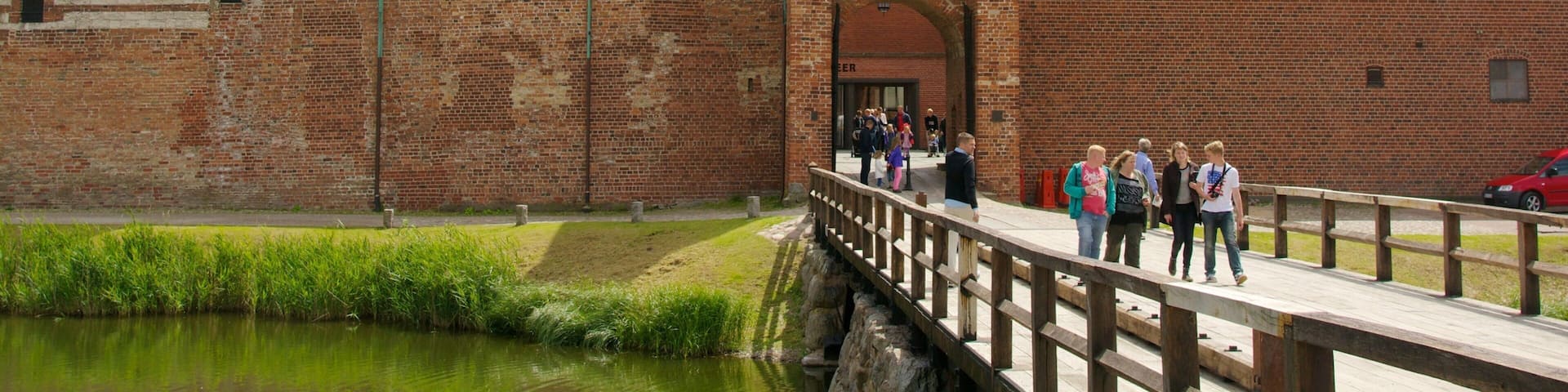 Malmo Castle showing a castle, heritage architecture and a bridge