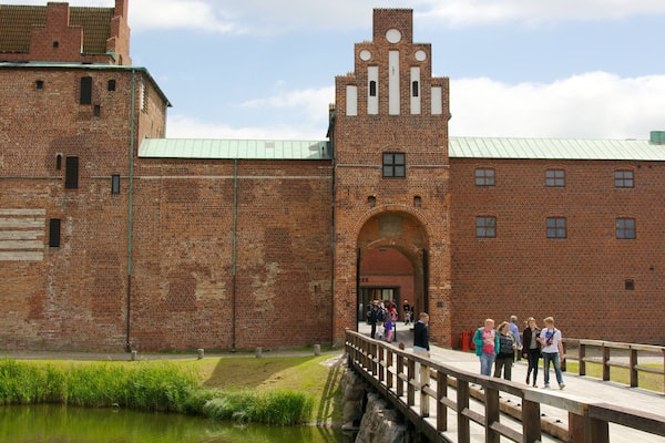 Malmo Castle showing a castle, heritage architecture and a bridge