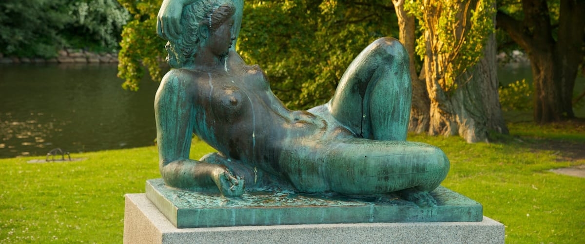 Kungsparken which includes outdoor art, a garden and a statue or sculpture