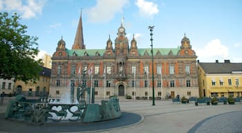 RÄdhuset presenterar en administrativ byggnad, historisk arkitektur och en stad