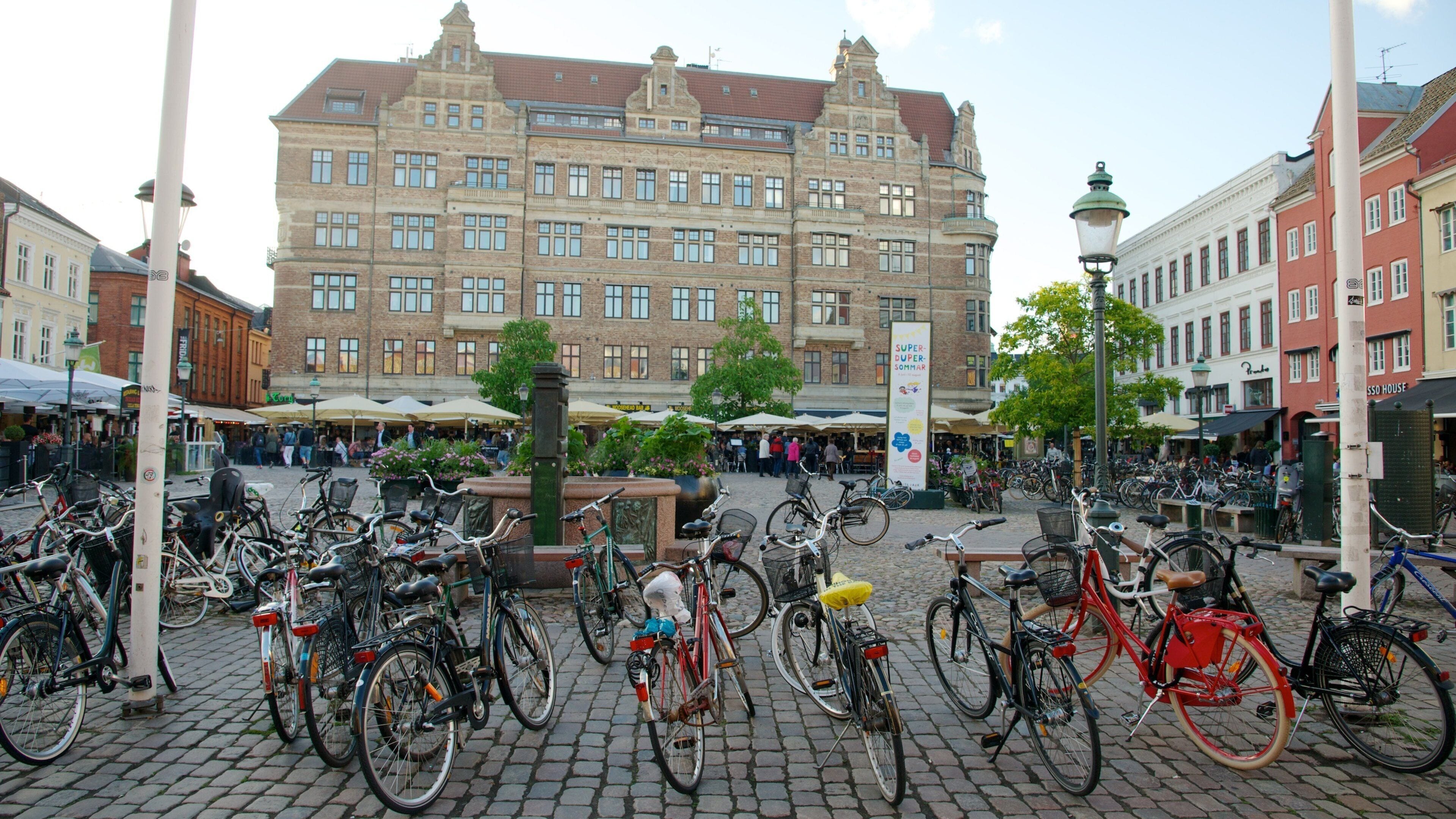 Lilla Torg showing a square or plaza, cycling and a city