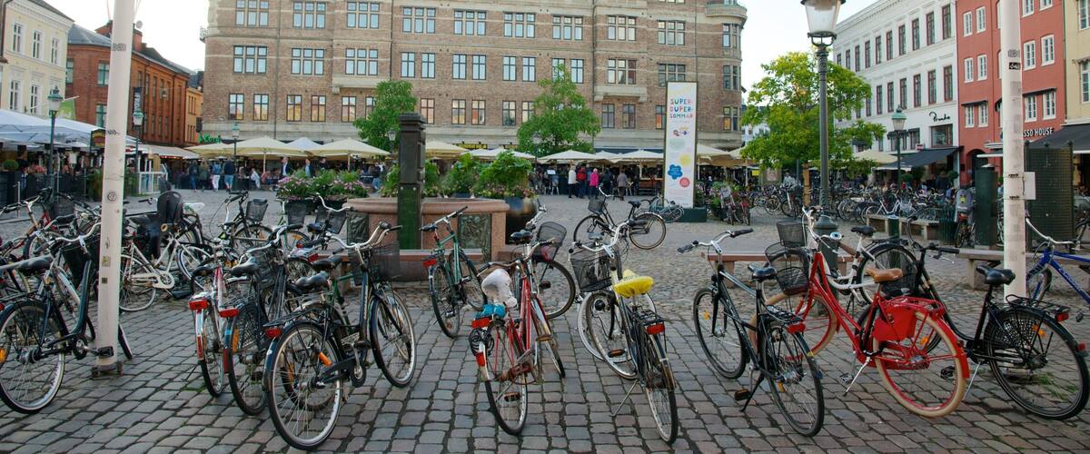 Lilla Torg som visar cykling, en stad och ett torg